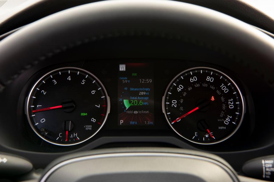 Панель приборов Toyota RAV4 XLE AWD 2018 года  (NA) (фото 29 из 34)